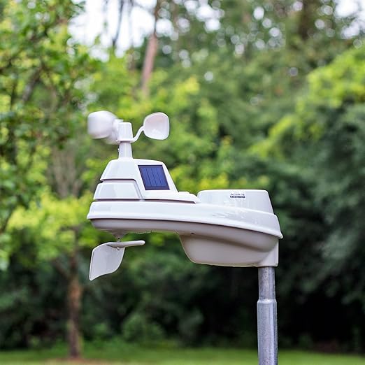 AcuRite Iris (5-in-1) Weather Station for Indoor/Outdoor Temperature and Humidity, Wind Speed/Direction, and Rainfall with High-Definition Display, Lightning Detection, and Built-In Barometer (01024M)